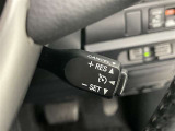 クルーズコントロール機能が付いています。 速度を設定するとアクセルを踏まなくても一定の速度で走ることができます。  高速道路ではとても便利な装置なんです。