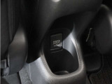◆後席用アクセサリーソケット◆電源ソケットは後席用にも装備されています。長時間のドライブも安心です。