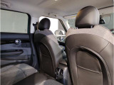 MINIの内装はとにかく『円』に拘ったデザインコンセプトが一目で伝わってきます。これほど円形に拘った車は他に御座いません。伝統のデザイン、トグルスイッチなど遊び心のある内装で御座います。
