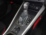 電動パーキングブレーキ・ブレーキホールドを装備してます。ホールド機能は信号待ちが多い一般道で疲労軽減になり、大好評です!