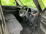 運転席まわりは前方を見渡しやすいレイアウトで、座面や背もたれもゆったりとした印象です。乗り降りの際に足元を確認しやすく、毎日の移動にも使いやすい空間です。