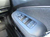 運転席ドアには各ウインドウの集中操作が可能となっています。