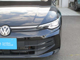 【LEDヘッドライト】LEDヘッドライトは夜間の視認性の向上と安全確保します。また、前方を走行する車両のルームミラーに映るフロントマスクは一目見てVolkswagenとわかるデザインになっております。