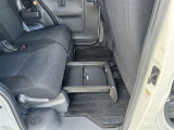 置きラクボックスを装備!後席足元には、倒したくない荷物の収納に便利なスペースがあります!