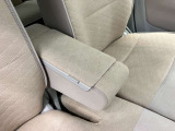 【アームレスト】運転席には、長距離ドライブに優しいアームレストが装備しています。