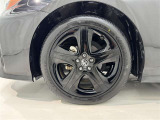 アルミホイールが車の雰囲気を引き立てますね!