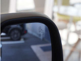 【ブラインドスポットモニター】車線変更時の側方確認をサポートします。斜め後方から接近するクルマを、ドアミラー内の警告灯でお知らせします。