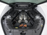 パワートレインは3.0L V6ツインターボエンジンに加えてモーターを搭載し、830馬力(カタログ値)を発揮します。