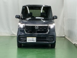 LEDヘッドライトを装備しています。LEDヘッドライトはとても明るく、雨の日や夜間走行も安全・安心です。オートライトコントロール付きで周囲の明るさに応じて自動で点灯・消灯します