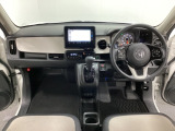 車内は光触媒抗菌消臭施工済です。インパネ周りはスタイリッシュなデザインで機能や装備も充実しています。グローブボックスやカップホルダーのほかにトレーなどたくさんの収納スペースが付いています。