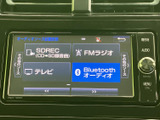 画面にはラジオやテレビ、音楽再生などの選択肢が並び、使いたい機能を見つけやすい表示です。画面脇にもボタンとダイヤルが配置され、日常の音楽や情報利用に役立ちます。