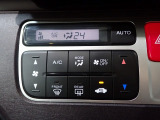 運転席からも手が届きやすく、操作しやすい空調コントロールパネル。オートエアコンなので操作の煩わしさが無くオールシーズン快適にドライブできます。快適空間で運転に集中できますね。