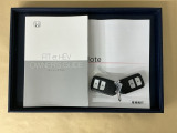 メンテナンスノート【点検整備記録簿・保証書】、取説も揃ってます。スマートキーはバッグなどにしまったままボタン操作でエンジン始動・停止やハイブリッドシステムの起動や停止ができて大変便利です