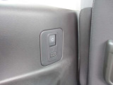 後席にも助手席側電動オートスライドドアのスイッチがあるので後席の乗り降りもスムーズに行えとても便利ですね!