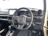 運転席まわりです。 各操作スイッチは使いやすい位置に配置されてます。