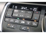 フルオートエアコンが装備されています!お好みの温度設定をするだけでエアコンの風量やモードの切り替えを自動でコントロールしてくれます!ユーザーの操作が少なく燃費走行にもつながります!