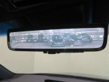 車両後方の視界をクリアに映し出す「デジタルインナーミラー」搭載です。