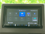 FM・AMをはじめ、テレビやBluetooth Audioなど複数のソースを画面で選択可能。使いたい項目を一覧から確認でき、移動中の音楽や情報の利用に便利です。