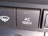 車内で家庭用の電化製品がそのまま使える便利なAC100V電源を装備しています!キャンプでのポータブル冷蔵庫の稼働やスマホ・PCの充電はもちろん、車中泊やアウトドアシーンの楽しさがグッと広がります