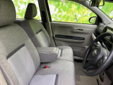 前席は座面と背もたれにゆとりを感じる形状で、運転席から前方や側方を見渡しやすい室内です。明るい色調でまとまり、同乗者にもくつろいで過ごしていただける空間になっています。