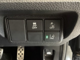 Hondaセンシング用の、VSA(ABS+TCS+横滑り抑制)解除と路外逸脱抑制機能のオンオフスイッチなどはハンドルの右側に装備しています。