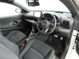 シンプルで使いやすいデザインの運転席です。