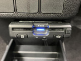 運転席まわりに機器が収まり、表示灯や操作ボタンを確認しやすい位置にあります。運転に関わる装備が手の届く範囲にまとまり、日常の移動時にも使いやすい配置です。