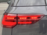 LEDテールランプ(ダイナミックターンインジケーター付き)特徴的な配光パターンによって後続車からの視認性が高まり、万一の追突の危険性を軽減します。