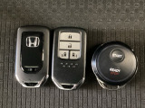 スマートキー付きですからドアロックの開閉およびエンジンスタートが楽々です。電動スライドドアの開け閉めもボタンで操作できます。加えて、純正リモコンエンジンスターター用の操作キーもついています。