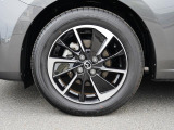 標準装備の純正16インチアルミホイール。タイヤサイズは185/60R16です。