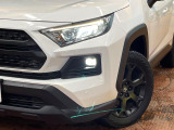 【LEDヘッドライト】悪天候や夜間走行時も良好な視界を確保し安心して運転できる高輝度LEDヘッドライトを装備!点灯速度が早く、消費電力も抑えられています。