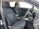 シックな色使いの運転席周りですね。すっきりとしたデザインで上品な色使いです。居心地の良い運転席、長く座ってられるリラックスできるデザインがいいですね。