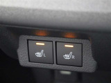 シートの座面と背面を温める運転席/助手席シートヒーターを装備しています。