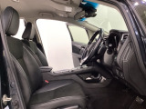 広い足元にゆったり座れるシートには肘掛けも装備しており長距離の運転でも疲れにくくなってます。女性でも運転がしやすいように、シートの高さ調整機能(シートリフター)がついています。
