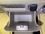 【アクセサリーソケット(電源ソケット)】電源からケーブルをつなげば、スマートフォンなどの電子機器の充電などを行うことができます!ゲーム機器や、カメラの充電にも便利ですね。