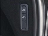 オートレベライザーは走行中に車両のサスペンションと衝撃吸収特性を自動的に制御して、快適性と機能性を最適な状態に保ちます。荷積みや乗り降りをしやすくするために、手動で車高を調節することもできます。