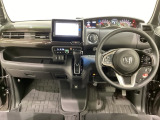 車内は光触媒抗菌消臭施工済です。インパネ周りはスタイリッシュなデザインで機能や装備も充実しています。グローブボックスやカップホルダーのほかにトレーなどたくさんの収納スペースが付いています。