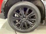 タイヤサイズは225/55R19となります。専用のブラックメタリック塗装のホイールがカッコいい!
