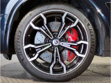 【BMWアロイホイル】軽量かつ強度に拘ったアロイホイル。走行性能ポテンシャルを引き出す設計。車の足元を引き締めてくれる大きなポイントはアロイホイルです。
