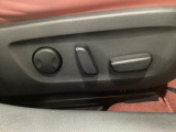 運転席にはパワーシートを装備!シート位置を記憶するメモリー機能付きなのでご夫婦で2名分セットすると便利です♪