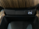 ナビゲーション用の外部入力やスマートフォンなどの充電可能なUSB端子がついています。
