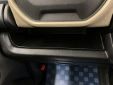 【インパネトレー】財布やスマートフォン等が置けます。