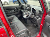 運転席は座り心地が良く快適にドライブをしていただけます。