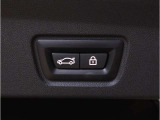 【電動テールゲート】オートマアチックトランクリッドオペレーションが装備されています。両手が塞がっている時でも、スマートキーを身につけていればハンズフリーで開閉可能です。