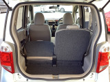後席は分割可倒式で、用途に合わせてアレンジ可能。荷物の量や乗車人数に応じて柔軟に使える便利なシートです。