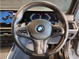 【ハンドル】ドライバーとBMW車の一体感がダイレクトに伝わるステアリングホイール。形状・太さへの拘りに加えて、操作性を高める為にスイッチ類も配置。クイックかつ安定のドライビングを体感下さい!