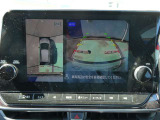 ギアを『R』に入れるとナビ画面に、まるで雲の上から覗いているような映像が映り、駐車をサポートしてくれます。