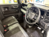 運転席は大きな座面と包み込むような背もたれが身体全体を支えます。上質なシートを採用し長時間の運転やコーナーの多い道も快適です。座ったときの頭上スペースも余裕たっぷりでロングドライブも楽チンです♪