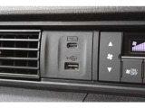充電用USBジャック(Type-C〈3A〉)と音楽・映像メディアと接続可能なUSBジャック(Type-A)がを装備しております。