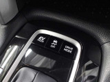 ドライブモードセレクト(エコ/ノーマル/パワー)や、モーターのみで静かな走行を実現する「EVドライブモード」が装備されています。